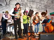 Die Politiker (Herr Bundestagsabgeordneter Josef Rief, Herr Landrat Harald Sievers, Frau Landtagsabgeordnete Petra Krebs, Herr Landtagsabgeordneter Raimund Haser v.l.n.r.) bringen sich mit in das Programm ein und spielen und singen das von Herrn Karl Müns