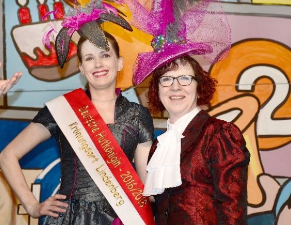 Der für die Hutkönigin Janine Halder eigens angereiste Bürgermeister Eric Ballerstedt aus Lindenberg musste zusammen mit seiner Tourismusleiterin Kathrin Felle für die stellvertretende Oberbürgermeisterin der Stadt Memmingen, Frau Margareta Böckh, einen H