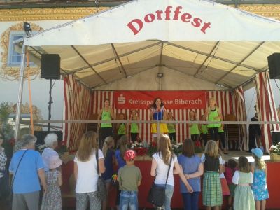 Das Bild zeigt die Mädels wie jedes Jahr in Rot/Rot  auf dem Dorffest.