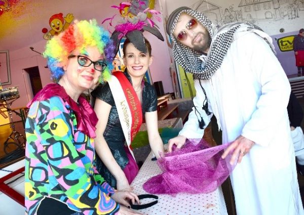 Der für die Hutkönigin Janine Halder eigens angereiste Bürgermeister Eric Ballerstedt aus Lindenberg musste zusammen mit seiner Tourismusleiterin Kathrin Felle für die stellvertretende Oberbürgermeisterin der Stadt Memmingen, Frau Margareta Böckh, einen H