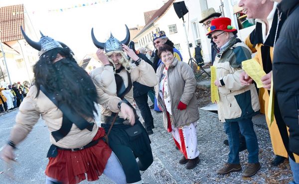 Förderverein der glückseeligen Fasnet-Wicki und die starken Männer – Hey, hey-Wicki