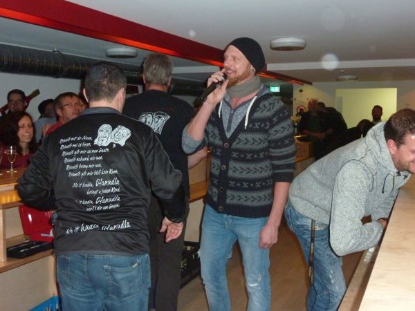 Andy Lappich während seiner Ansprache, links zu sehen die Rückseite der Jacke