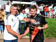 Zur Siegerehrung überreichte Staffelleiter Hubert Übelhör den Meisterwimpel an Kapitän Adrian Miller.