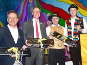 Der Landrat übergibt als Geschenk Kennzeichenhalterungen mit der Aufschrift „Landkreis Ravensburg – Wo der Süden am schönsten ist.“