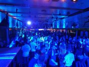 eine fast volle Halle an der Hitradio RT-1 Party.jpg