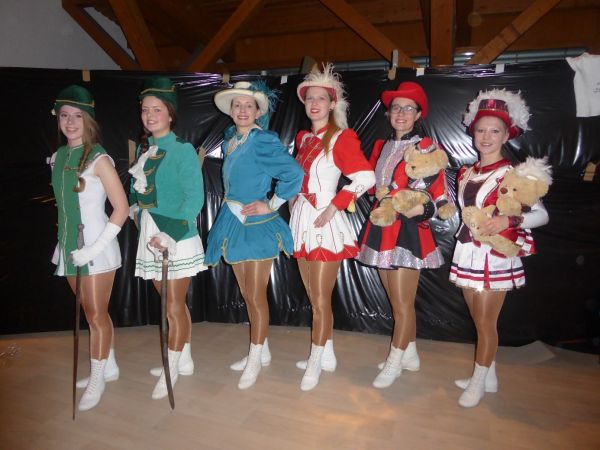 Die Garde präsentierte die verschiedenen Kostüme über die Jahrzehnte