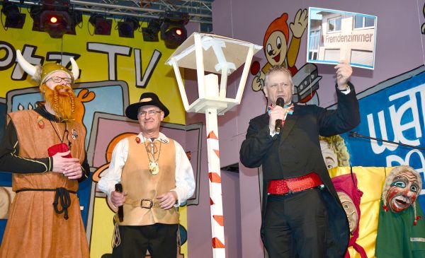 Auch die Bürgermeister der Nachbargemeinden (Frau Irene Brauchle aus Rot a.d. Rot, Herr Thomas Wonhas aus Tannheim, Herr Reinhard Dorn aus Lautrach) wurden „hochgenommen“. Hier auf dem Bild Herr OB Henle aus Leutkirch.