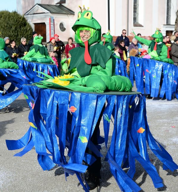 Kartenfrauen–Juche, juche – mir fraied uns auf d´r nuie Badesee! – Wo isch sche? Am Badesee!