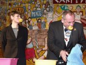 Frau Bürgermeisterin Christina Schnitzler aus Leutkirch und Herr Oberbürgermeister Manfred Schilder aus Memmingen erhielten bei ihrem ersten Besuch die Narrenweihe